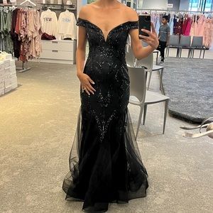 JULES AND CLEO
off-the-shoulder sequin tulle mermaid dress
STYLE# WBM3563